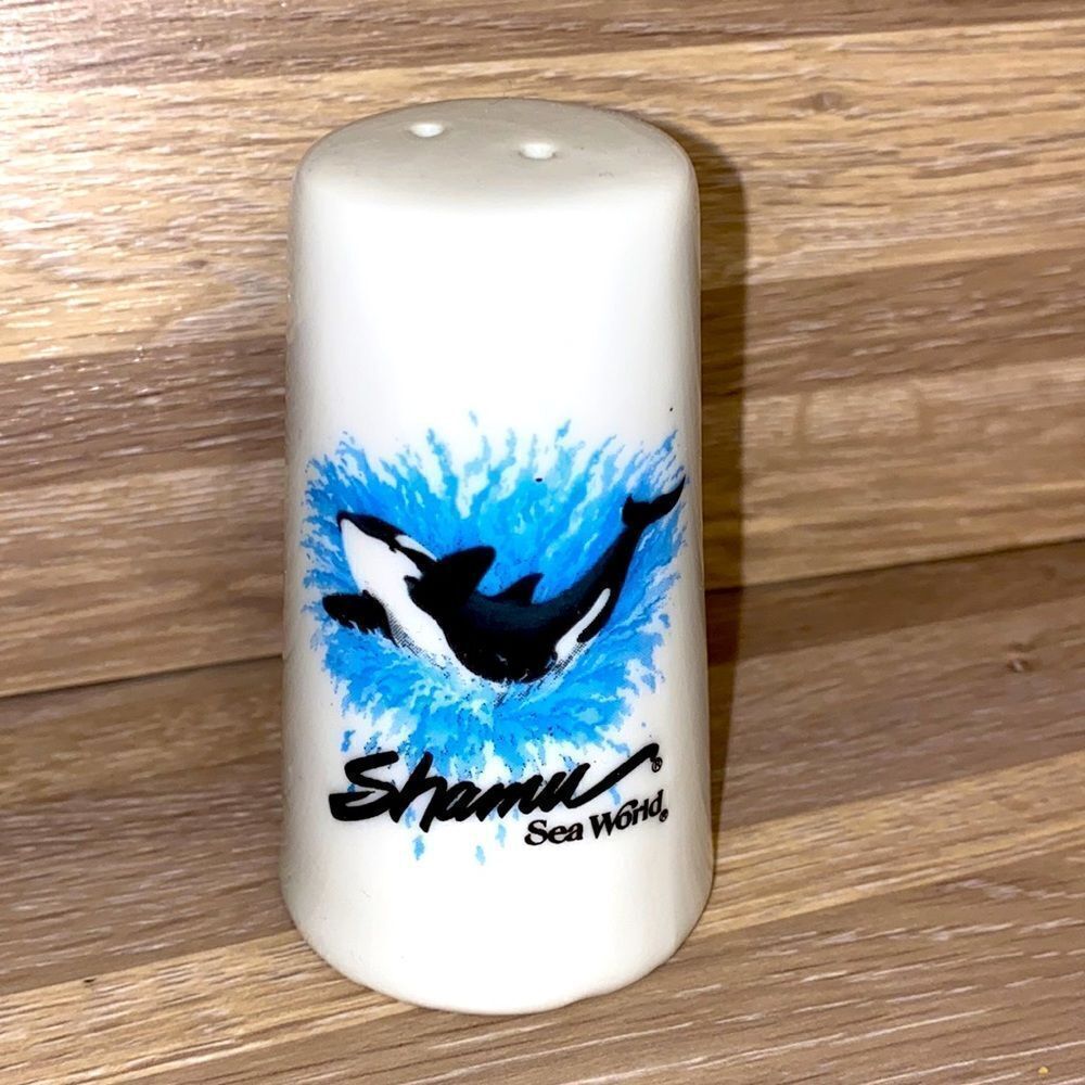 Salt and pepper shakers 1  sea world vintage shamu ceramic salt shaker beach